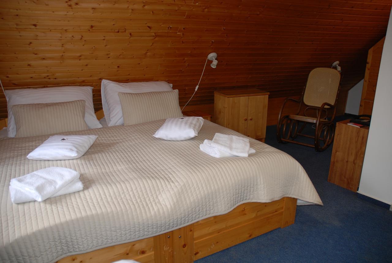Hotel U Ruze سلافونيتسا المظهر الخارجي الصورة